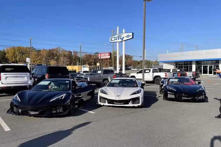Trước đó, Hendrick cũng là người đấu giá thành công chiếc Corvette Stingray động cơ đặt giữa đầu tiên vào năm 2020 với mức giá 3 triệu USD (khoảng 72 tỷ đồng).