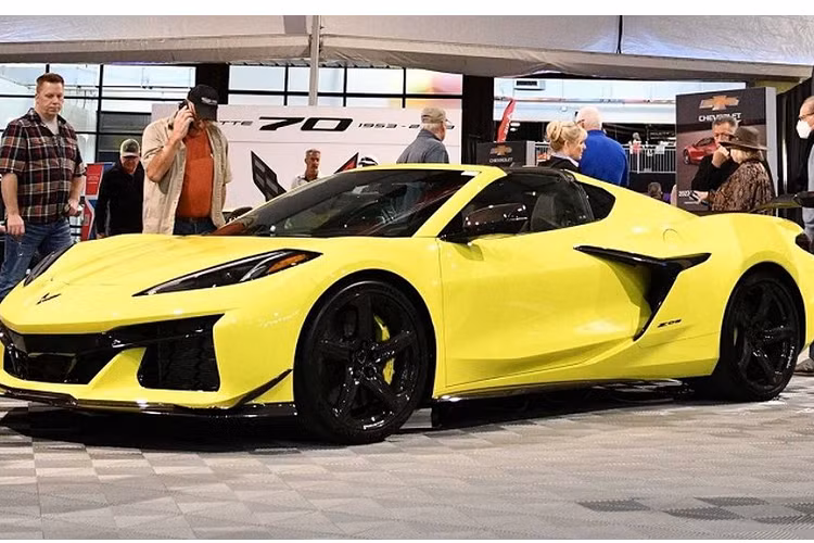 Đại lý City Chevrolet tại Charlotte, quận Mecklenburg, bang Bắc Carolina mới đây thông báo họ đã nhận bàn giao 6 chiếc Chevrolet Corvette Z06 2023 mới. Chủ nhân đại lý này là Rick Hendrick, 73 tuổi, người đồng thời sở hữu đội đua nổi tiếng Hendrick Motorsports NASCAR.