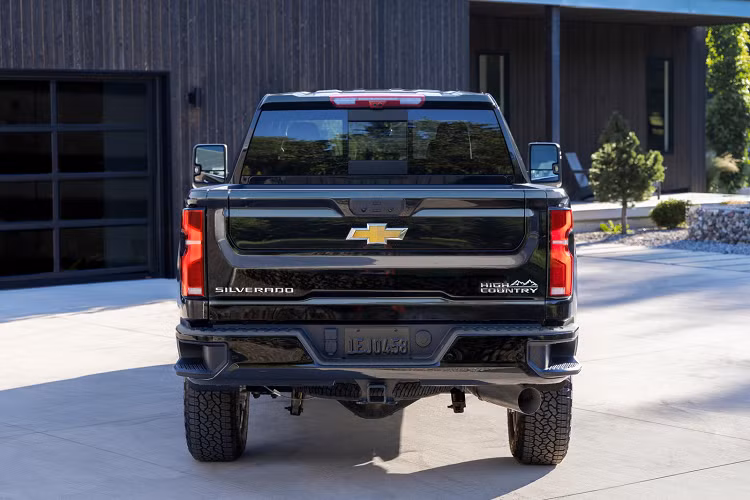 Phiên bản High Country cao cấp với bề mặt táp-lô được bọc da và trang trí bằng gỗ đích thực. Những tiện ích khác bao gồm tựa đầu thêu và ghế trước bọc da Ares độc đáo với đường chỉ khâu có màu tương phản nổi bật, tích hợp hệ thống sưởi và làm mát. Dàn âm thanh Bose 7 loa với lưới loa bằng thép không gỉ giúp xe thêm phần sang trọng.