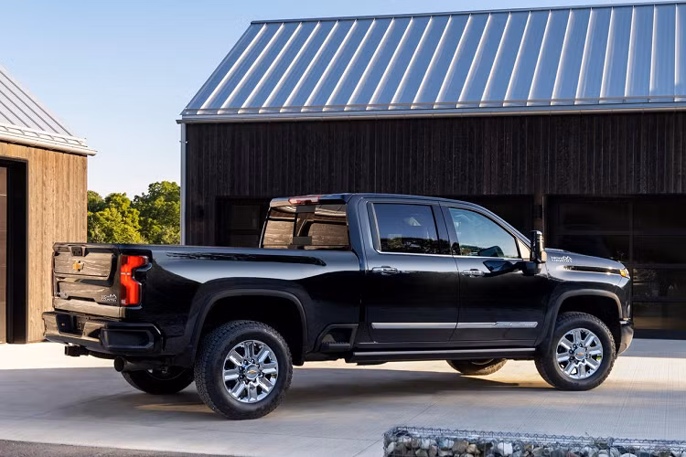 Về ngoại hình, mẫu xe bán tải Chevrolet Silverado HD 2024 nhận được khá nhiều thay đổi khiến xe trở nên bắt mắt hơn chẳng hạn như cụm đèn chiếu sáng kép phía trước đi cùng dãy LED chạy ban ngày hình chữ C nổi bật, đèn sương mù đặt dọc, đèn hậu được tái thiết kế và bổ sung họa tiết chào chủ xe khi bấm chìa khóa.