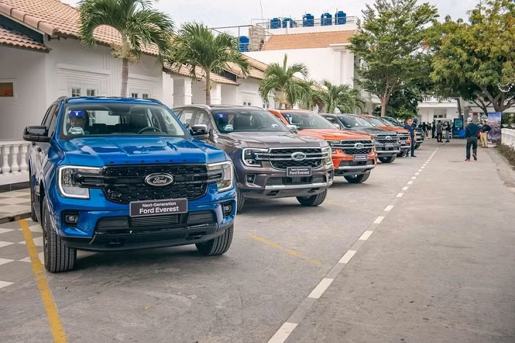Tại nhiều đại lý ở Hà Nội và TP.HCM, các phiên bản Titanium 4x2, Sport và Ambient được đại lý bán kèm gói phụ kiện giá trị tầm 60- 100 triệu đồng. Ford Everest Titanium 4x4, có mức "bia kèm lạc" dao động 120-150 triệu đồng. Cá biệt, có đại lý còn đưa ra gói phụ kiện 200 triệu đồng khiến nhiều khách hàng bức xúc.