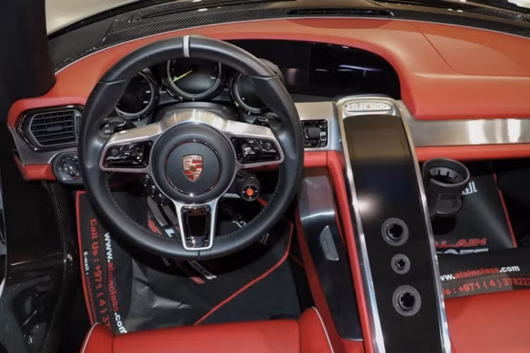 Về giá xe Porsche 918 Spyder, đại lý từng bán 2 chiếc siêu xe cho đại gia Hoàng Kim Khánh cũng đang bán chiếc 918 Spyder với lớp tem Martini Racing. Giá chào bán tại đây là 4,4 triệu AED (khoảng 27 tỷ đồng).