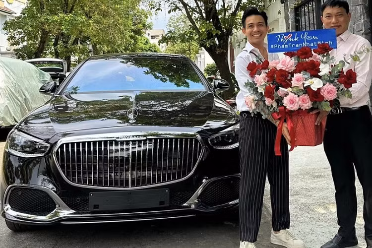Cụ thể, vào trưa ngày 22/12/2022, tức chỉ cách 2 ngày nữa đến lễ Giáng sinh và gần 8 ngày hết năm 2022, Minh Nhựa đã gây bất ngờ bằng việc tậu chiếc xe siêu sang Mercedes-Maybach S-Class thế hệ mới.
