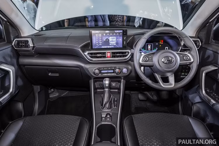 Cụ thể, Perodua Ativa Hybrid được trang bị lưới tản nhiệt cỡ lớn, đèn sương mù trước hình chữ nhật nằm trong hốc màu đen, đèn pha LED, vỏ gương chiếu hậu sơn cùng màu thân xe và vành hợp kim 17 inch phối 2 màu thể thao.