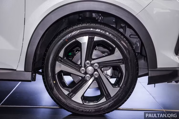 Bên ngoài, mẫu SUV hạng A này sở hữu thiết kế gần như giống hệt Daihatsu Rocky và khác biệt so với Toyota Raize cũng như Perodua Ativa phiên bản dùng động cơ xăng đang bán tại Malaysia.