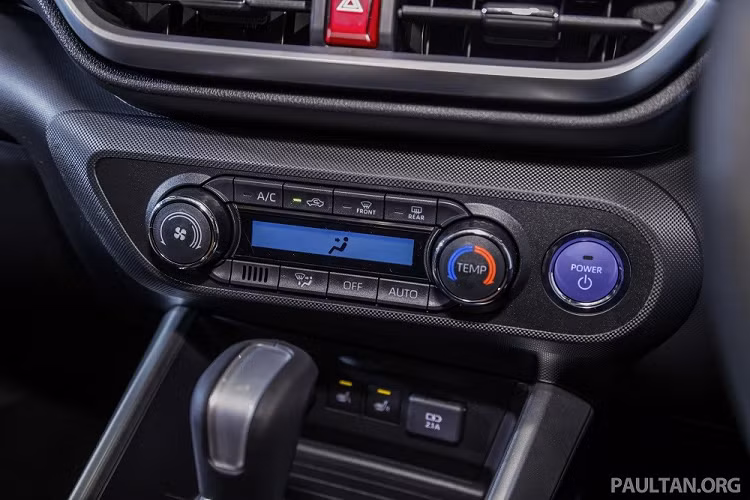 Nằm bên dưới nắp ca-pô của Perodua Ativa Hybrid là hệ truyền động tiết kiệm xăng hơn. Cụ thể, mẫu xe này được trang bị hệ truyền động hybrid e-Smart giống Toyota Raize và Daihatsu Rocky ở thị trường Nhật Bản. Hệ truyền động này bao gồm máy xăng 3 xi-lanh, hút khí tự nhiên, dung tích 1.2L, tạo ra công suất tối đa 82 mã lực tại tua máy 5.600 vòng/phút và mô-men xoắn cực đại 05 Nm tại dải tua máy 3.200 - 5.200 vòng/phút.
