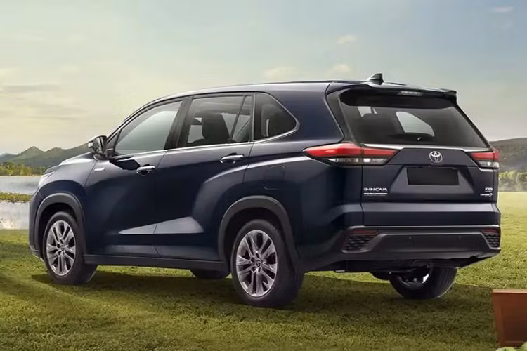 Tuy nhiên, Toyota Innova Hycross 2023 tại Ấn Độ lại không có một số tính năng của Innova Zenix như camera hành trình, cửa cốp chỉnh điện và điều khiển bằng giọng nói, 2 màn hình giải trí dành cho hàng ghế sau hay sạc điện thoại không dây. Trong khi đó, thiết kế ngoại thất và những trang bị còn lại của 2 mẫu MPV này về cơ bản là giống hệt nhau.