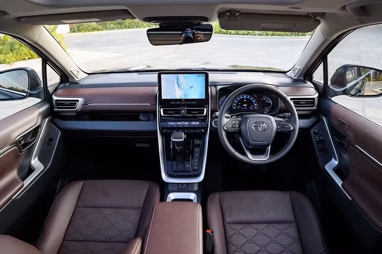 Theo đó, Toyota Innova Hycross 2023 tại Ấn Độ có thêm ghế trước với tính năng thông hơi/chỉnh điện/nhớ vị trí, rèm che nắng dành cho hàng ghế thứ hai, hệ thống âm thanh JBL 9 loa và hệ thống điều hòa đa vùng ở cả trước lẫn sau.