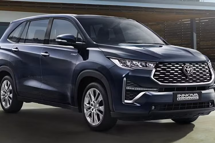 Ngoài ra, người dùng Toyota Innova Hycross 2023 tại Ấn Độ có thể điều khiển một số tính năng của xe từ xa thông qua ứng dụng trên điện thoại thông minh như khởi động máy, bật điều hòa, mở cửa và khóa cửa. Ứng dụng này cũng cho phép người dùng xem lịch sử vận hành của xe.