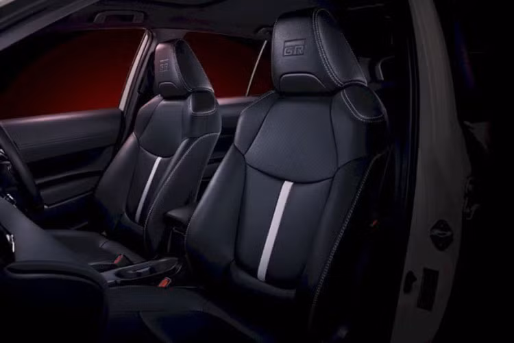 Thay đổi còn lại dành cho dòng Toyota Yaris Cross 2022 ở thị trường Nhật Bản là gương chiếu hậu chống chói tự động, tích hợp camera hành trình tùy chọn cho mọi phiên bản. Trong khi đó, động cơ của mẫu SUV cỡ nhỏ này không có gì mới mẻ.