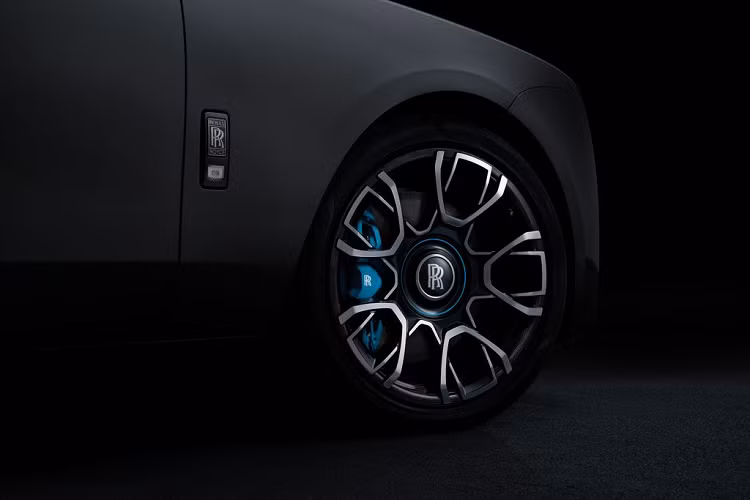 Ở hệ truyền động của xe, Rolls-Royce Ghost Black Badge thế hệ mới có hệ thống treo với lò xo hấp thụ lực lớn, còn khối động cơ V12, dung tích 6,75 lít của xe được hiệu chỉnh lại nhằm giúp xe tăng thêm sức mạnh 29 mã lực ở công suất lên 592 mã lực thay vì 563 mã lực so với bản tiêu chuẩn. Mô-men xoắn cực đại của xe cũng được bơm thêm 50 Nm, thành 900 Nm.