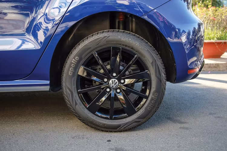 Phần khung Volkswagen Polo Sport Edition chứa đựng các cột trụ, thanh giằng hông bảo vệ người ngồi bên trong, vùng hấp thu xung lực ở phía trước và sau xe. Thân vỏ được làm từ thép cường lực, đảm bảo an toàn tuyệt đối.