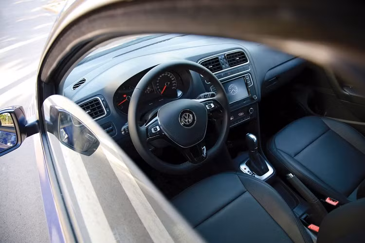 Khoang nội thất của xe bọc da cao cấp đi kèm hệ thống nút bấm đa chức năng và Cruise Control (kiểm soát hành trình), màn hình cảm ứng 6.5 inch, cổng kết nối AUX-IN, SD-card, USB, App-connect (Apple Carplay/Auto Android). Kính xe là loại chỉnh điện chống kẹt, 4 loa âm thanh cao cấp và điều hòa tự động.
