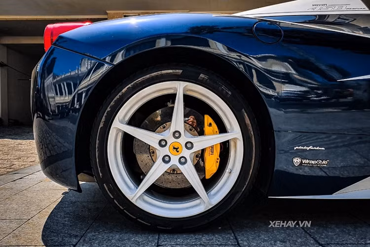 Mới đây nhất, chiếc siêu xe Ferrari 458 Spider thứ 2 tại Việt Nam đã được làm mới với "bộ cánh" 3 tông màu gồm xanh dương - trắng - đen, khác hẳn với màu sơn trắng nguyên bản.