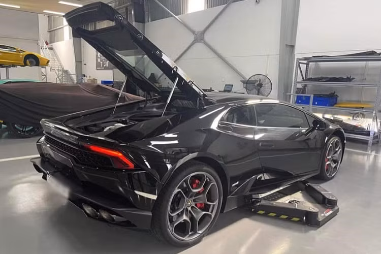 Người bán chiếc siêu xe Lamborghini Huracan LP610-4 chạy lướt cho biết, xe thuộc đời 2017 nhưng đăng ký lần đầu ở Việt Nam vào năm 2018 và được phân phối chính hãng. Hiện số đồng hồ công tơ mét trên chiếc xe này đang hiển thị ở con số 4.133 km, tức trung bình mỗi năm xe lăn bánh trên 1.000 km và tính theo tháng thì không quá 86 km.