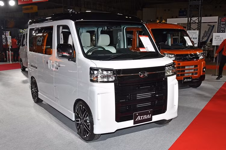 Vào cuối năm 2021, thương hiệu con Daihatsu của tập đoàn Toyota đã giới thiệu mẫu xe kei car Atrai thế hệ thứ 6 tại thị trường Nhật Bản. Daihatsu Atrai hoàn toàn mới về cơ bản chính là phiên bản xe van chở người của mẫu xe thương mại Hijet Cargo. Đến triển lãm Tokyo Auto Salon 2022, thương hiệu Daihatsu tiếp tục thu hút sự chú ý khi giới thiệu mẫu xe concept mới mang tên Atrai Premium Ver. 