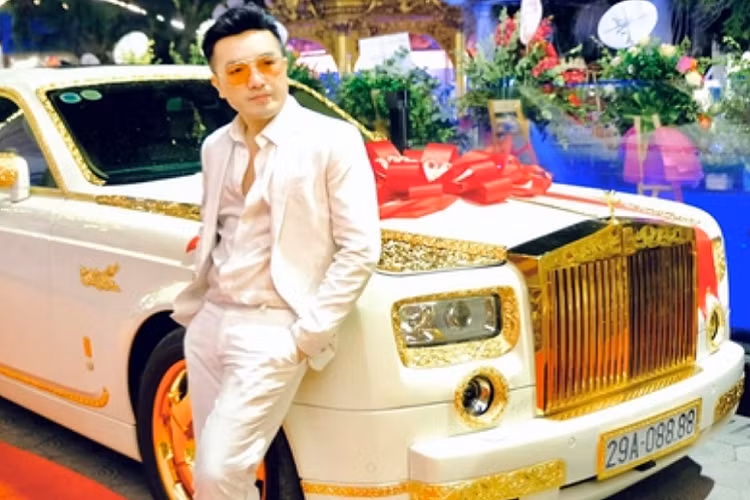 Tới năm 2003, ông đã có trong tay chiếc Lexus biển đẹp đầu tiên. Đó cũng là bước đánh dấu cho sở thích sưu tầm xe sang biển đẹp của vị đại gia này. Hiện tại, vị đại gia buôn lợn ở Hải Dương đã có tới 30 xe ôtô, trong đó phần lớn là xe sang biển đẹp.
