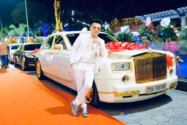Cụ thể, dàn xe này bao gồm Rolls-Royce Phantom, Land Rover Range Rover, Porsche Panamera, một vài chiếc Mercedes-Benz S-Class, Bentley Continental Flying Spur, Lexus LS và BMW 4-Series... 