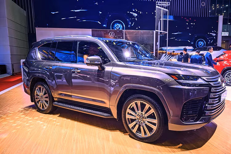 So với thế hệ trước, Mẫu xe SUV Lexus LX600 có nhiều phiên bản, nhắm đến tập khách hàng đa dạng hơn. Tại Việt Nam, SUV này có ba phiên bản LX600 Urban (7 chỗ), F Sport (5 chỗ) và VIP (4 chỗ), với giá bán lần lượt 8,1 tỷ đồng; 8,35 tỷ đồng và 9,21 tỷ đồng. Trong đó, Lexus LX600 phiên bản VIP chính là mẫu xe được trưng bày tại triển lãm VMS 2022.