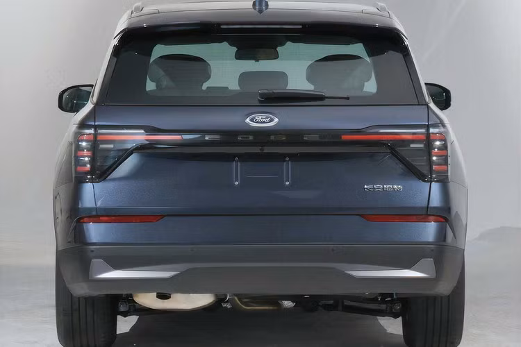 Bên cạnh đó là bộ vành la-zăng mới có đường kính 19 inch hoặc 20 inch, tùy phiên bản, và tay nắm cửa nằm chìm vào thân xe theo phong cách ô tô điện. Riêng gương chiếu hậu được đặt ở vị trí thấp hơn và nằm trên cửa trước thay vì chân cột A. Đằng sau, Ford Edge thế hệ thứ 3 có thêm cụm đèn hậu hoàn toàn khác trước.