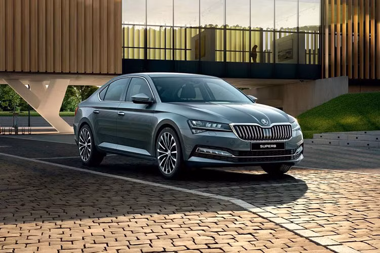 Hiện chưa có thông tin về giá xe Skoda Octavia 2022 và trang bị ở thị trường Việt Nam. Trong khi đó, tại Cộng hòa Séc, mẫu sedan hạng C này hiện có 4 phiên bản và giá bán từ 519.900 - 929.900 CZK (khoảng 493 - 882 triệu đồng). Khi về Việt Nam, Skoda Octavia sẽ cạnh tranh với những đối thủ như Honda Civic, Toyota Corolla Altis, Kia K3 và Mazda3 tại Việt Nam.
