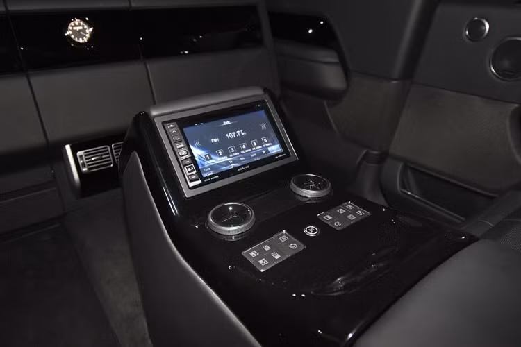 Với số đo khủng như trên, không gian nội thất của Range Rover Autobiography XXL Limousine chắc chắn thuộc hàng siêu rộng rãi với 4 ghế ngồi. Trong đó có 2 ghế chính kiểu thương gia và 2 ghế phụ đối diện, khi không cần thiết có thể bấm nút để gấp gọn vào.