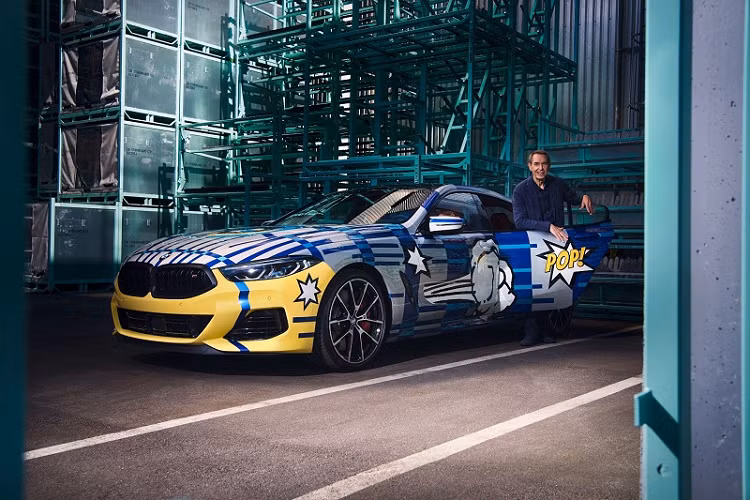 Ngoại thất của chiếc BMW 8 X thế hệ mới này mang lại cảm giác tràn đầy năng lượng với những màu xanh lam chủ đạo cùng mảng màu vàng sáng ở đầu xe và đuôi xe. Cách sử dụng những gam màu sắc rực rỡ này được cho là gợi nhớ lại tác phẩm nghệ thuật của Koons vào năm 2010.