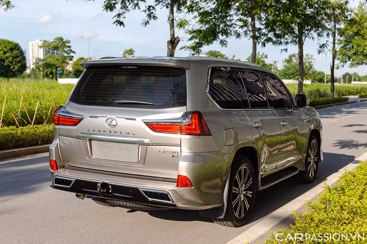 Xe sở hữu hệ thống dẫn động bốn bánh toàn thời gian tích hợp vi-sai chống trượt Torsen với vi-sai trung tâm khóa điện tử. Chiếc SUV sang trọng này có sức kéo lên đến 3.175 kg. Mức giá xe Lexus LX 570 Sport Plus đời 2020 này hiện được chào bán gần 10 tỷ sau khoảng 2 năm lăn bánh, ngang với một chiếc Lexus LX600 mới "đập thùng".