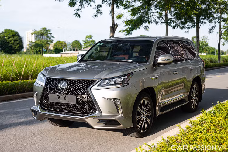 Tại thị trường Việt Nam, từ lâu nay mẫu Lexus LX 570 hạng sang luôn được biết đến là dòng SUV có số lượng bán chạy và được nhiều người tin dùng với rất nhiều những phiên bản khác nhau và những phiên bản mới thường xuyên được nhập khẩu một cách nhanh chóng để đáp ứng nhu cầu cao của những vị chủ nhân giàu có.