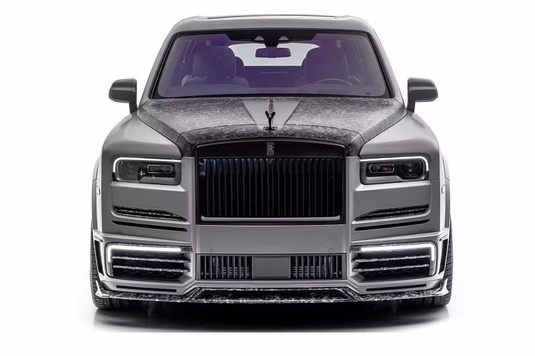 Các bộ phận mới thuộc gói body kit này được Mansory hoàn thiện với lớp sơn tương tự như đá granit hay đá cẩm thạch trông khá kỳ quặc và không thực sự ăn khớp với thân xe màu đen mờ của mẫu SUV Rolls-Royce Cullinanb siêu sang. 