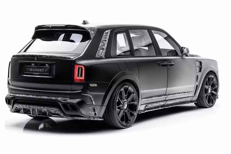 Xe “cưỡi” trên bộ mâm 5 chấu kép 24 inch với thiết kế nan hoa hình vòm khá đẹp mắt. 