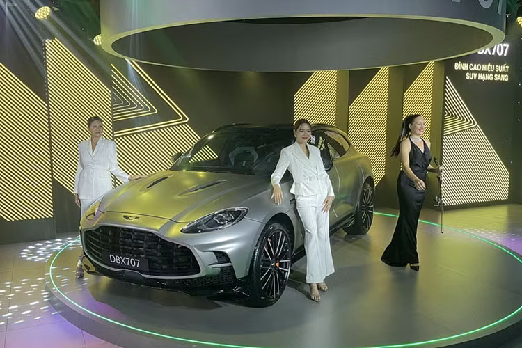 Chiếc xe Aston Martin DBX 707 của Đặng Lê Nguyên Vũ được sơn màu đen huyền bí đi kèm nhiều chi tiết carbon như vỏ gương, thanh chia gió bên sườn, càng làm tăng sự bí ẩn cho xe. Chưa hết, bộ mâm đa chấu kép của xe được bao phủ bởi màu xanh chìm đi kèm kẹp phanh màu đen.