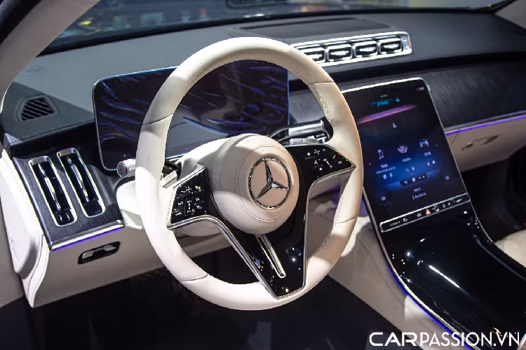 Chính vì vậy mà Mercedes-Benz đã đem tới cho S-Class những chi tiết nội thất cao cấp như chất liệu da Nappa được đục lỗ, các chi tiết được ốp gỗ với họa tiết cao cấp và cả hệ thống âm thanh hàng đầu đến từ Burmester, đem lại trải nghiệm tuyệt vời dành cho chủ sở hữu. Chiếc Mercedes-Benz S450 thế hệ mới nhập khẩu chính hãng sở hữu các chi tiết gỗ ốp với hoàn thiện bề mặt dạng nhám, các tấm ốp trên cửa và phần dưới bảng điều khiển trung tâm là loại gỗ Piano Black.