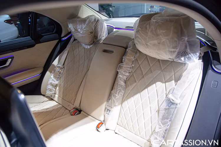 S450 và S450 Luxury được trang bị động cơ M 256 3.0 lít 6 xy-lanh thẳng hàng mới, tích hợp công nghệ hỗ trợ điện EQ Boost 48V. Với công suất cực đại 367 mã lực tại 5500 - 6100 vòng/phút và mô-men xoắn cực đại 500Nm tại 1600 - 4500 vòng/phút, xe có thể tăng tốc 0 - 100 km/h sau 5,3 giây và đạt tốc độ tối đa 250km/h (được giới hạn điện tử).