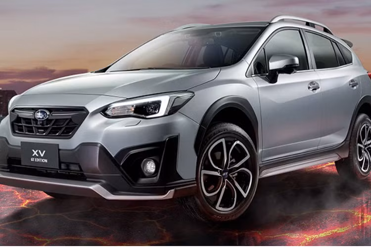 Giá bán lần lượt của 2 phiên bản này là 1,299 triệu Baht (khoảng 890 triệu đồng) và 1,389 triệu Baht (951 triệu đồng). Bỏ ra số tiền trên, khách hàng sẽ nhận về Subaru XV 2022 mới với những thay đổi nhẹ về về thiết kế và trang bị. Cụ thể, mẫu SUV cỡ B này được bổ sung lưới tản nhiệt khác biệt, cụm đèn pha cải tiến và 2 góc hình chữ "L" mới ở cản trước.