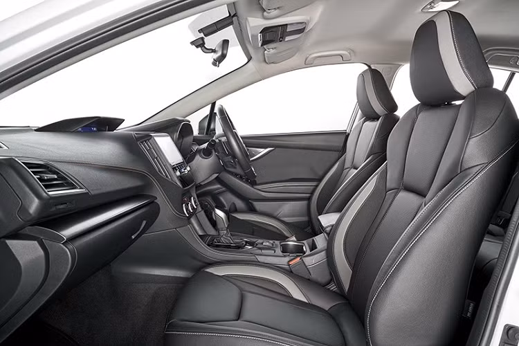 Bước vào bên trong mẫu SUV cỡ B này, người dùng sẽ bắt gặp những trang bị mới như ghế lái chỉnh điện 8 hướng và nhớ vị trí. Ngoài ra, xe còn được bổ sung tính năng nhắc nhở thắt dây an toàn ở ghế sau cũng như khóa cửa tự động theo tốc độ.