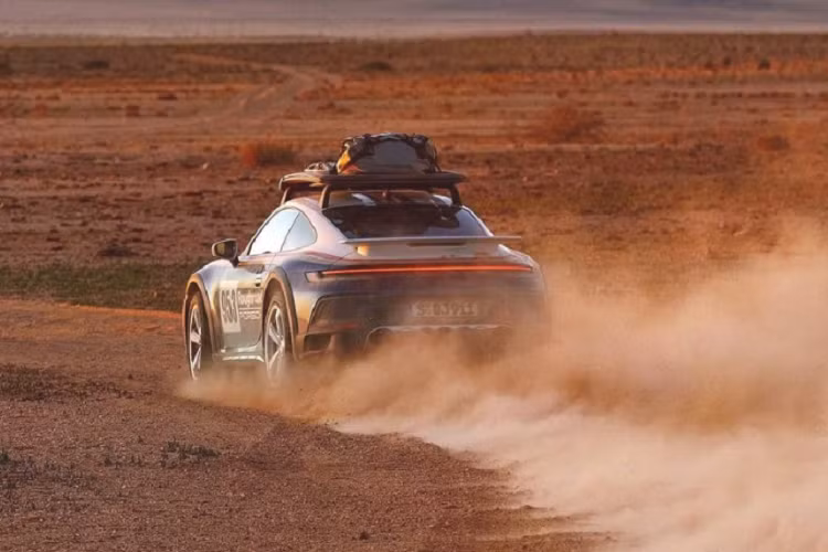 911 Dakar phát triển dựa trên nền tảng của 911 Carrera tiêu chuẩn nhưng được nâng cấp để di chuyển trên nhiều dạng địa hình đặc thù. Chính vì thế, Porsche đã tinh chỉnh lại hệ thống treo trên xe, nâng khoảng sáng gầm xe thêm 80 mm so với các phiên bản 911 thông thường, đạt ngưỡng 200mm – ngang ngửa với một chiếc SUV thực thụ.