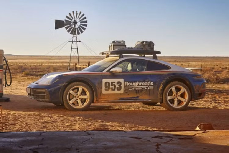 Nóc của 911 Dakar có ổ cắm điện 12 volt cung cấp năng lượng cho các bộ đèn trong baga mui tùy chọn (bạn có thể thấy trên chiếc xe màu xám trong ảnh trên). Giá đỡ này có tải trọng 42kg, chứa các vật dụng cần thiết cho địa hình như xẻng, ván chống trượt, bình nhiên liệu và nước, v.v... Các thanh ray dọc 2 bên nóc xe đơn giản hơn cũng là tùy chọn có sẵn cho 911 Dakar.