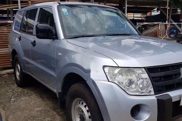 Bên trong sử dụng hệ thống giải trí CD, có điều hoà và ghế bọc da. Mitsubishi Pajero V93 phiên bản chở tiền “xe ngân hàng” được ưa chuộng bởi giới chơi xe off-road vì động cơ khoẻ, có hệ động bốn bánh, bền bỉ và giá bán phải chăng.