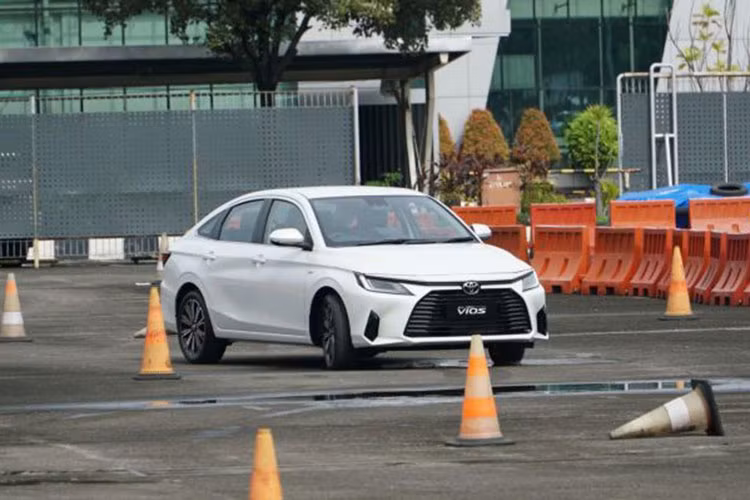 Không chỉ có kích thước lớn hơn, Vios 2023 gần như lột xác hoàn toàn so với trước. Có thể thấy rõ điều này qua thiết kế đầu xe với lưới tản nhiệt hình thang cỡ lớn, đi kèm các nẹp nằm ngang sơn màu đen. Thiết kế này khiến người ta liên tưởng đến Toyota đời mới như Camry, Corolla Altis hay Avanza Premio. Tiếp đó là cụm đèn pha LED mượt mà hơn, tích hợp dải đèn LED định vị ban ngày hình chữ "L" mới.