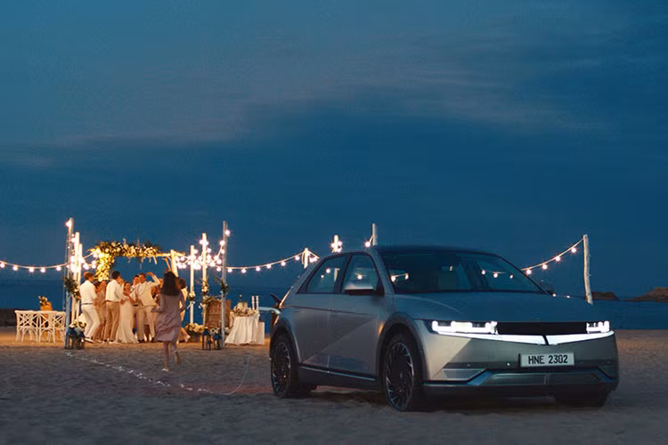 Hyundai cho biết ý tưởng quảng bá này đến từ một nghiên cứu cho thấy 55% người được hỏi cho biết những khủng hoảng chi phí sinh hoạt trong thời buổi lạm phát khiến họ phải hạn chế việc đi du lịch.