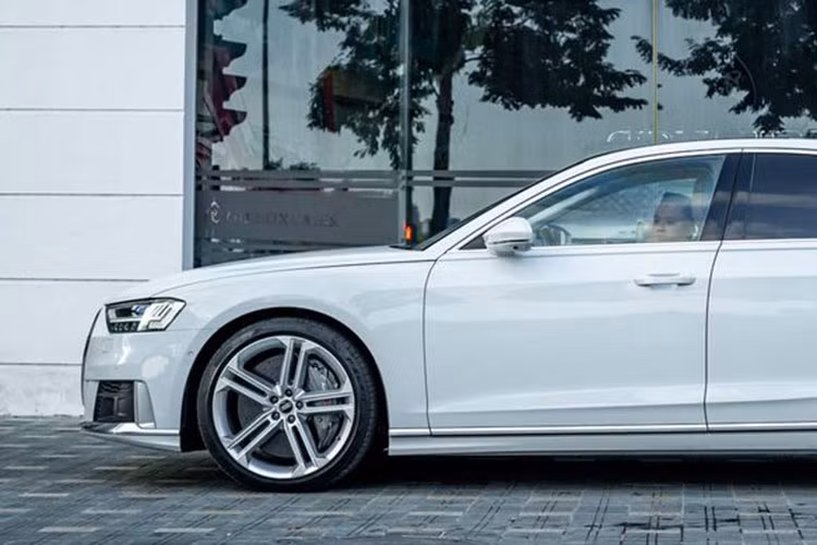 Chỉ sau hơn 1 năm trải nghiệm chiếc xe sedan hiệu suất cao của Audi A8 2022 với mức giá bán mua mới gần gấp đôi, chủ nhân đã nhanh chóng bán lại. Hiện chiếc xe Audi S8 thế hệ mới đầu tiên có mặt trên thị trường xe cũ đang được chào bán 9,9 tỷ đồng, mức giá này đủ giúp khách hàng trải nghiệm Mercedes-Maybach S480 hay Mercedes-Maybach GLS480 đã bao gồm chi phí ra biển số và vẫn còn dư vài trăm triệu đồng.
