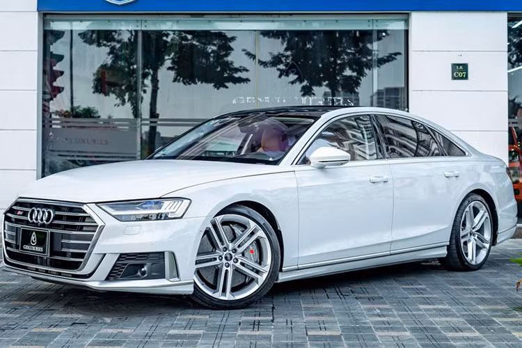 Ngoại thất chiếc xe Audi S8 2021 đang được chào bán 9,9 tỷ đồng có màu trắng, khác biệt so với chiếc xe sang hiệu suất cao Audi S8 thứ 2 về Việt Nam có màu sơn Navarra Blue. Xe được cho lăn bánh hơn 1,8 vạn km, số đồng hồ công tơ mét được cho là chưa nhiều sau 1 năm về nước.