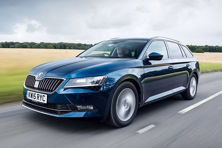 Thông tin về giá xe Skoda Superb tại Việt Nam chưa được hé lộ. Trong khi đó, tại Cộng hòa Séc, mẫu sedan hạng trung này có giá dao động từ 845.900 - 947.900 CZK (khoảng 798,5 - 895 triệu đồng). Trong thời gian qua, phân khúc sedan hạng D tại Việt Nam đã mất đi 2 đại diện là VinFast LUX A2.0 và Volkswagen Passat.