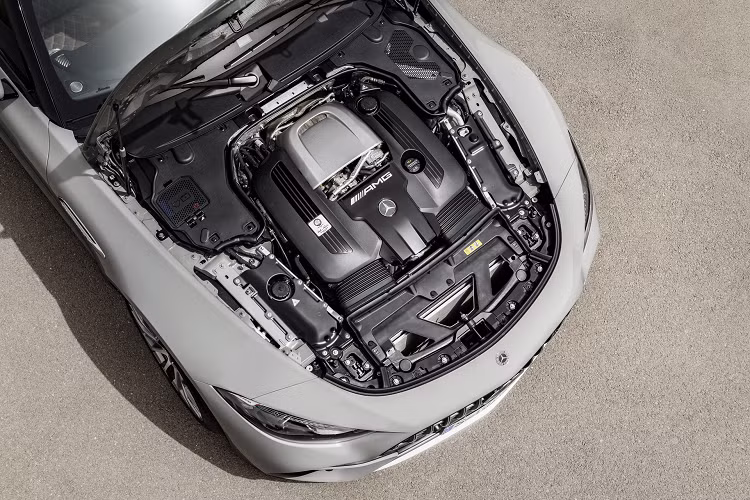 Mercedes-AMG SL có mui xe dài hơn, nắp cốp ngắn hơn thế hệ trước. Đầu xe áp dụng thiết kế mới nhất của Mercedes khi sử dụng đèn pha góc cạnh, lưới tản nhiệt Panamericana gắn thấp. Đuôi xe, cụm đèn hậu nằm ngang và mảnh hơn, đi kèm với bộ khuếch tán hầm hố.