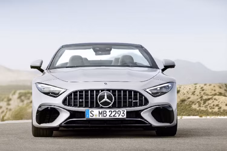 Trong lần trở lại với cấu hình động cơ V8, SL chỉ sử dụng máy của AMG, phân mảng sản xuất thủ công động cơ dành cho xe thể thao thuần chất thuộc Mercedes.