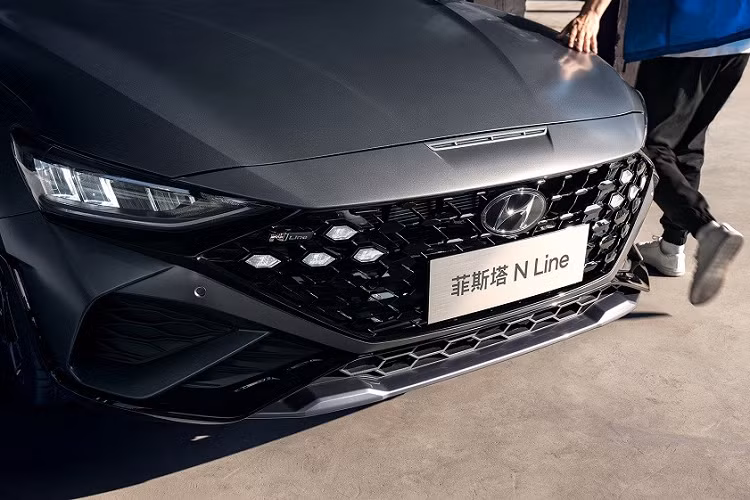 Là sản phẩm của liên doanh Beijing Hyundai, Lafesta N Line 2023 sở hữu thiết kế khác biệt đáng kể so với người anh em Elantra N Line. Qua những hình ảnh chính thức do liên doanh kể trên tung ra, có thể thấy mẫu sedan hạng C này được trang bị lưới tản nhiệt lục giác không viền, nối liền với cụm đèn pha LED sắc sảo và hiện đại.