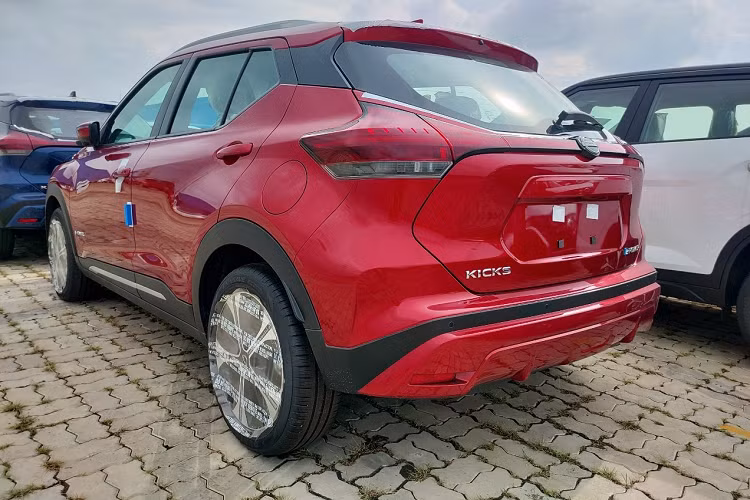 Nếu giá bán Nissan Kicks 2023 tại Việt Nam đúng như phía đại lý đưa ra thì xe sẽ đắt hơn một số đối thủ trong cùng phân khúc SUV hạng B như Kia Seltos (639 - 759 triệu đồng), Hyundai Creta (620 - 730 triệu đồng) hay MG ZS (519 - 619 triệu đồng). Nissan Kicks 2023 chỉ rẻ hơn Honda HR-V (826 - 871 triệu đồng) và Toyota Corolla Cross (730 - 920 triệu đồng).