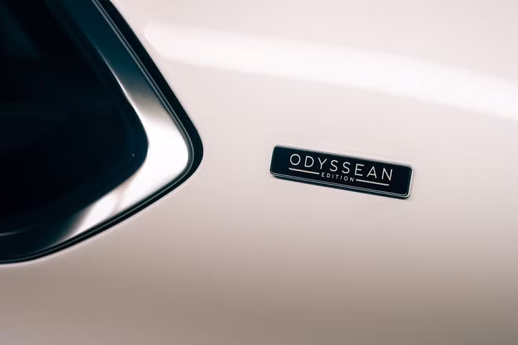 Về trang bị vận hành, Bentley Bentayga Odyssean Edition sử dụng hệ truyền động hybrid, bao gồm động cơ xăng V6, dung tích 3.0L kết hợp một mô-tơ điện và pin 18 kWh.