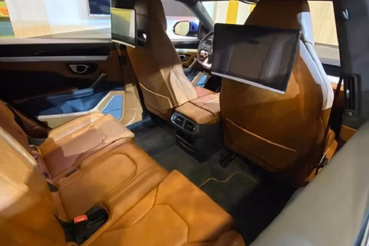 Điểm làm nên thành công của Lamborghini Urus đến từ nhiều yếu tố nhưng chắc chắn không thể bỏ qua được danh hiệu xe Lamborghini có thể đi được 4 đến 5 người, bò tót có khoang hành lý rộng rãi nhất và từng là quán quân của danh hiệu SUV nhanh nhất thế giới. Lamborghini Urus được trang bị động cơ xăng V8, tăng áp kép, dung tích 4.0 lít, sản sinh công suất tối đa 641 mã lực và mô-men xoắn cực đại 850 Nm.